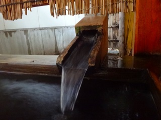 東北温泉の露天風呂湯口