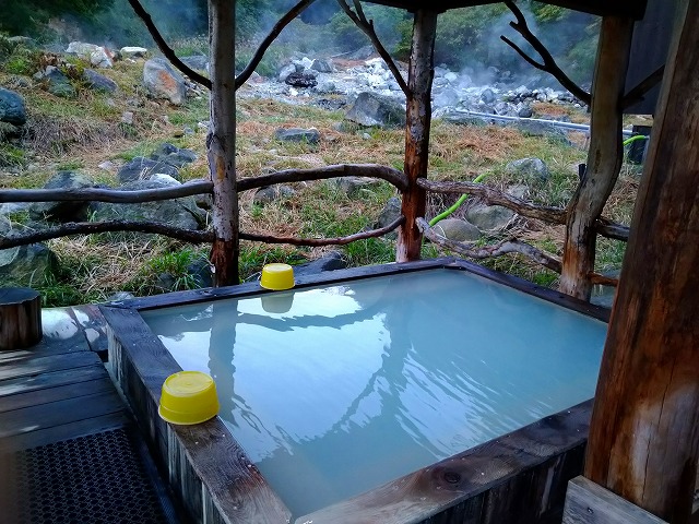黒湯温泉の混浴露天風呂「上の湯」