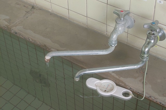 粟斗温泉のお湯の蛇口