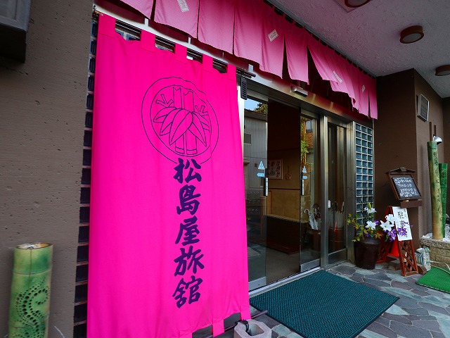 松島屋旅館の入口