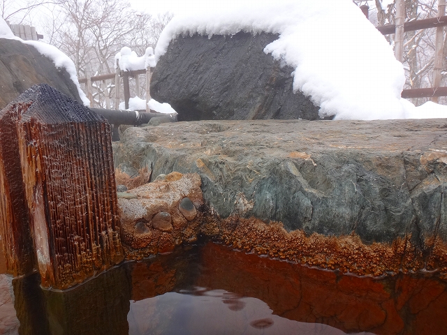 新甲子温泉みやま荘の露天風呂の析出物