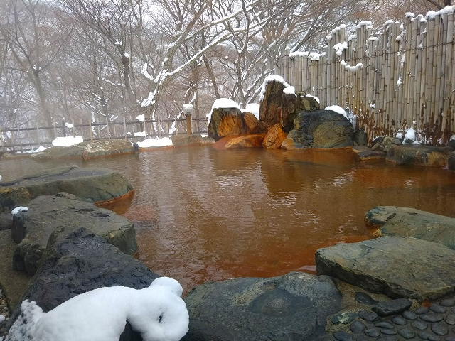 新甲子温泉みやま荘の大露天風呂　白樺