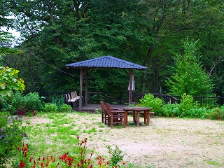 信夫温泉のんびり館の庭の東屋