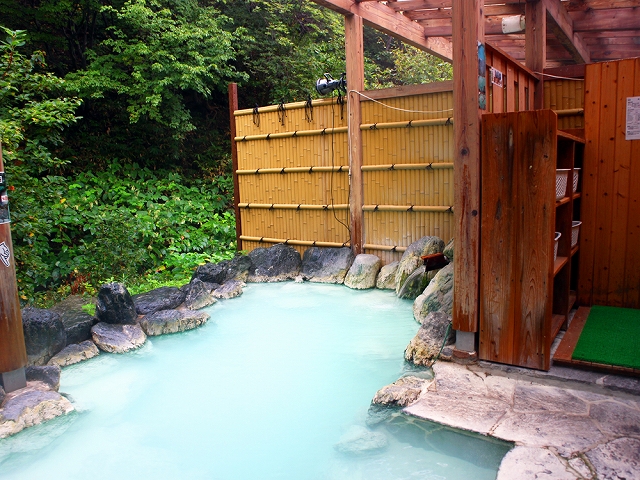 高湯温泉のんびり館のせせらぎの湯の露天風呂