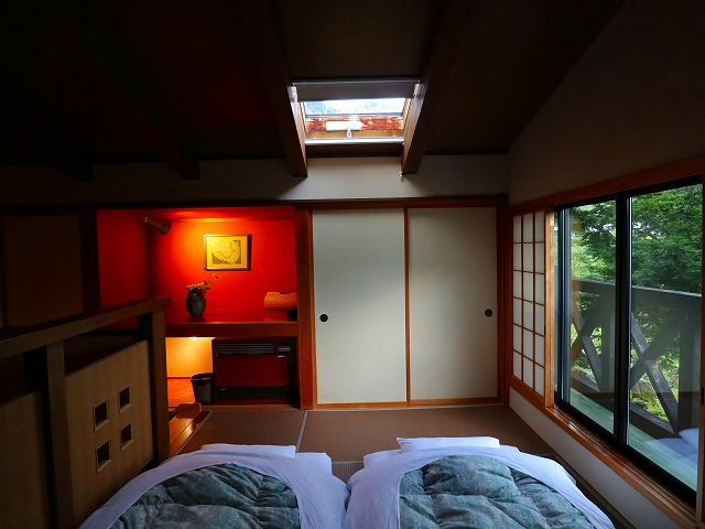 新平湯温泉　游の天窓のある寝室