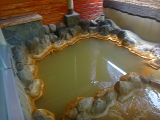 赤城温泉ホテルの露天風呂の濁り湯
