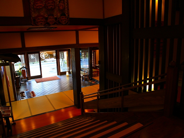 草津温泉奈良屋の玄関と階段
