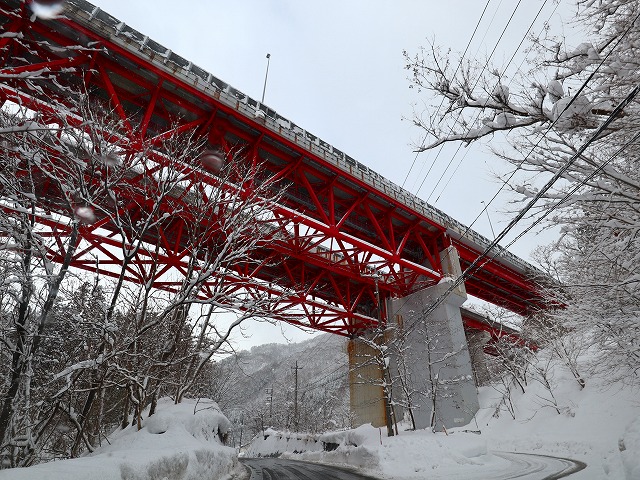 鈴森の湯の前の赤い橋