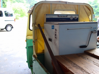 大胡温泉三山の湯のダイハツミゼットと手回し式の洗濯機