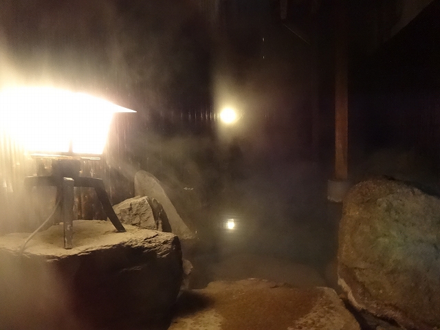 忍冬の夜の露天風呂