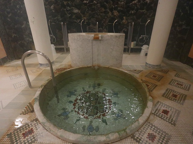 環翠楼の丸い浴槽