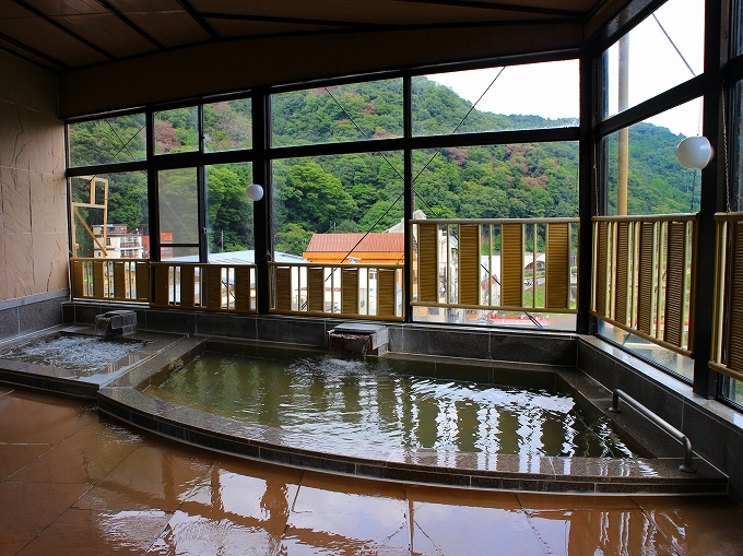 箱根水明荘のロマンスカーの見える大浴場