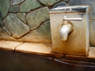 日の出おふろセンターの露天風呂の源泉蛇口