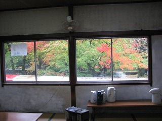 上湯温泉共同浴場の休憩室窓から見る紅葉