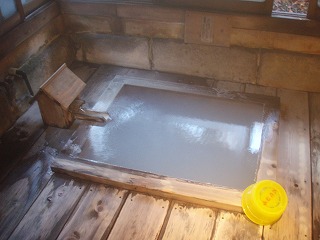 きのくにやの貸切風呂正徳の湯の乳白色の硫黄泉