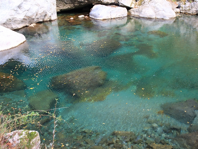 中津渓谷の青く澄んだ水