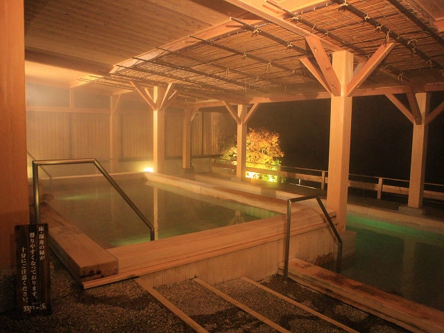 宿毛リゾート椰子の湯の露天桧風呂