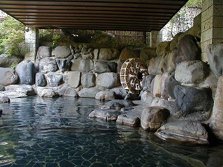 青根温泉エコーホテルの水車の回る露天風呂