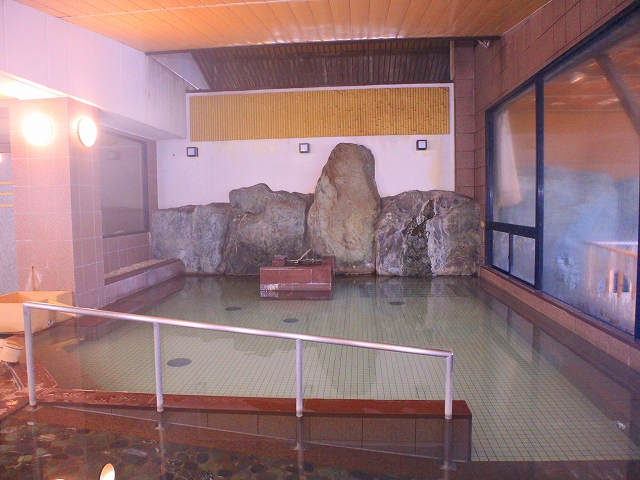 ユルイの宿 恵山の内湯と巨石