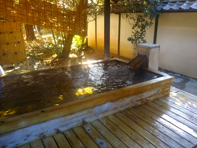 浅間温泉枇杷の湯の館内の露天風呂