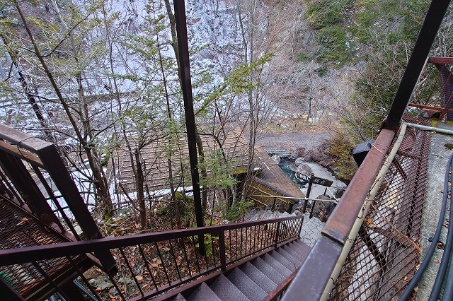 坂巻温泉の露天風呂への階段