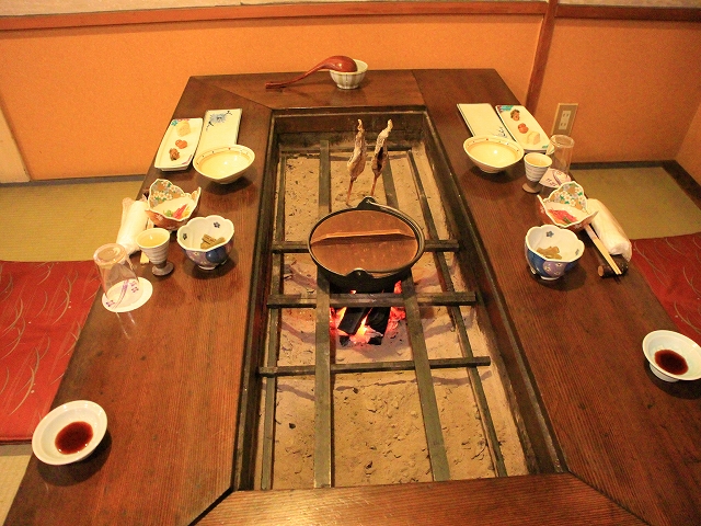 乗鞍山水館信濃の囲炉裏の夕食