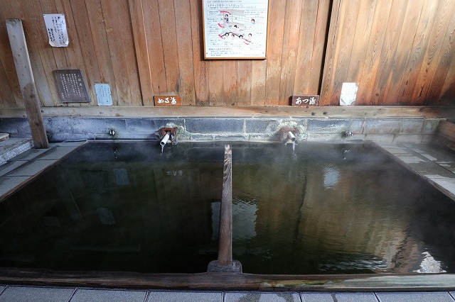 野沢温泉大湯の二つの浴槽