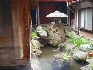新湯田中温泉 清風荘の中庭と池