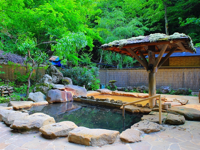信州角間温泉 岩屋館の混浴露天風呂と名水風呂