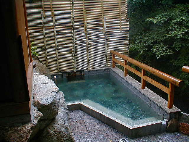 湯泉地温泉　滝の湯の露天風呂