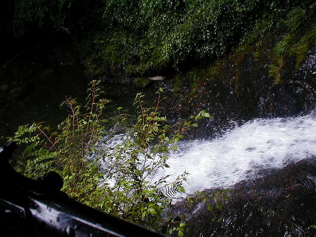 湯泉地温泉　滝の湯の露天風呂の川