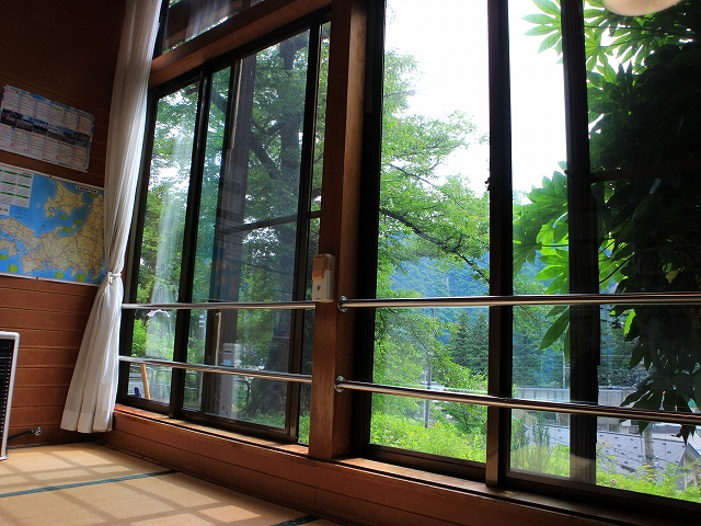 越後湯沢温泉 山の湯の休憩室からの眺め