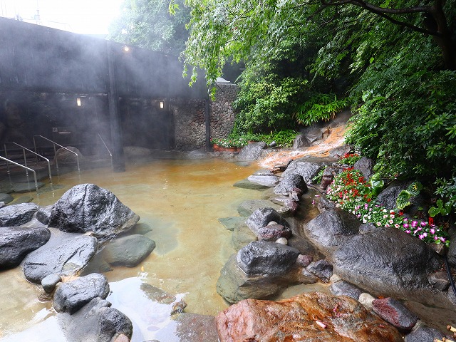 ひょうたん温泉の滝の露天風呂