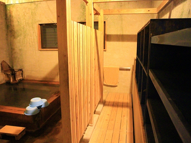 湯平温泉共同浴場 砂湯の浴室と脱衣所