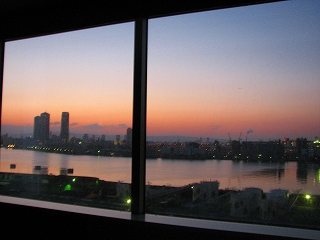 ホテル京阪ユニバーサルタワーの客室からの朝焼け