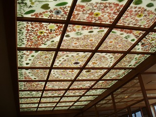 小江戸はつかり温泉の休憩室の天井