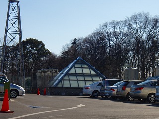新座温泉ゆとりの郷の駐車場のピラミッド