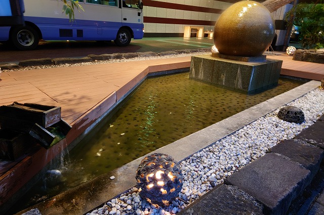鬼怒川プラザホテルの玄関前の源泉