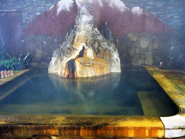 塩原温泉古山の地下の浴室の山