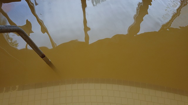 亀の井ホテル塩原の黄金色の濁り湯