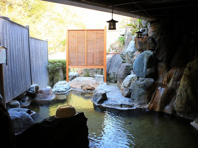 小川温泉　ホテルおがわの露天の岩風呂（女湯）