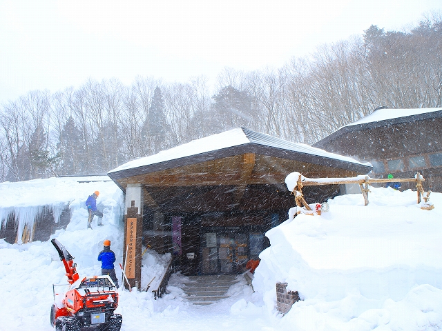 雪の中の白布森の館