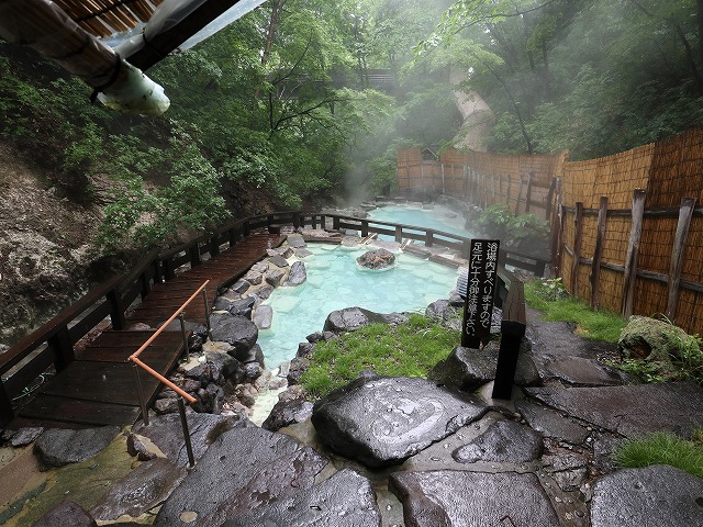 蔵王温泉大露天風呂の男湯の二つの浴槽