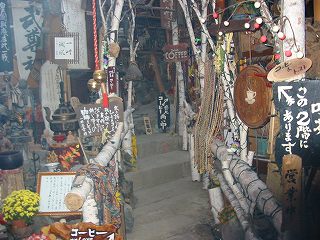 宝川温泉の謎の骨董品類
