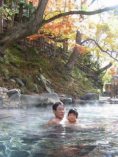 宝川温泉の紅葉の露天風呂