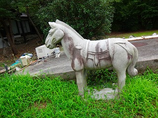 湯布院温泉庄屋の館　駐車場の謎の埴輪の馬