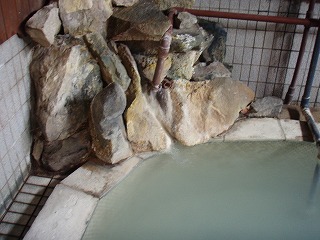 奥山田温泉レッドウッドインの女湯内風呂の湯口