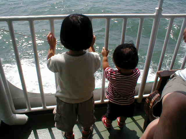 フェリーから海を見る二人