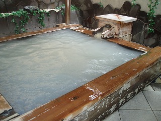 鳴子観光ホテルの白濁した露天風呂