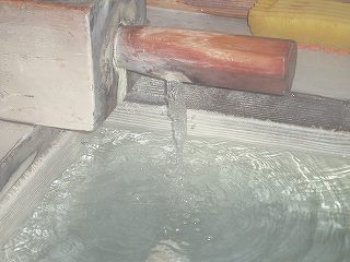 雲海閣の硫黄泉の湯口